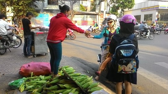 Người tiêu dùng mua bắp tại đường Tân Sơn Nhì, quận Tân Phú - Ảnh: Dũng Tuấn