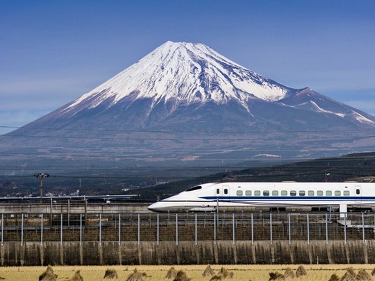 Du khách sẽ rất ngạc nhiên khi được ngắm ngọn núi Phú Sĩ tuyệt đẹp khi đi tàu Shinkansen (vận tốc 320 km/h) tới Kyoto.