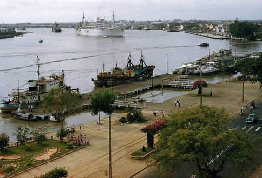 Bến cảng Sài Gòn với những con thuyền lớn neo đậu, ảnh chụp ngày 1/10/1961. Ngày nay khu vực này là Bến Bạch Đằng.