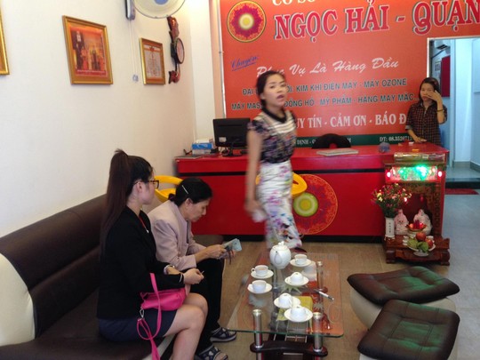 Bà Nguyễn Thị L. (thứ hai từ trái sang) nhận lại tiền đã nộp vào cơ sở Ngọc Hải