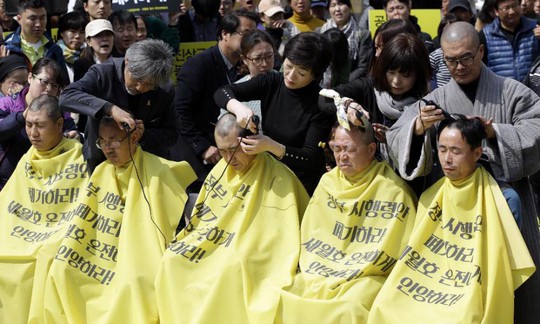 Người thân nạn nhân phà Sewol cạo đầu để biểu tình phản đối quyết định bồi thường của chính phủ. Ảnh: AP
