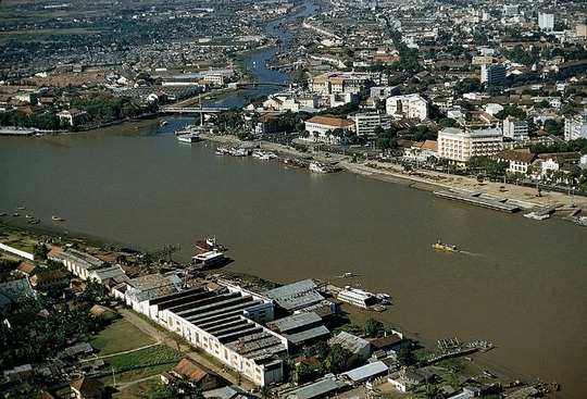 Một bến cảng cạnh sông đang hoạt động cùng khu vực đô thị phát triển tiếp giáp sông Sài Gòn.