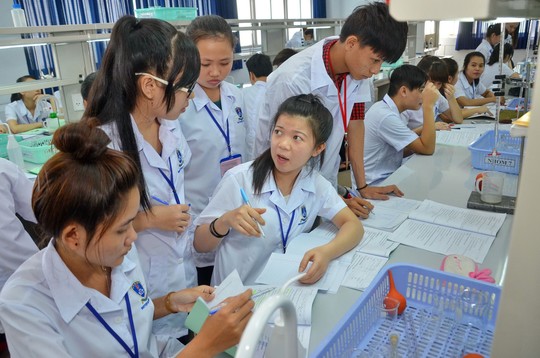 Sinh viên Trường ĐH Nguyễn Tất Thành trong giờ thực hành Ảnh: TẤN THẠNH