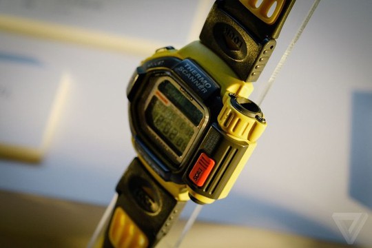 Từ năm 1994, chiếc đồng hồ này đã có thể đo được nhiệt độ bề mặt của một vật thể qua cường độ bức xạ hồng ngoại của nó.