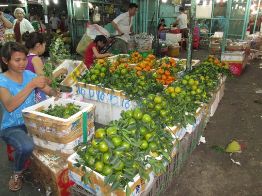 Mua bán trái cây tại chợ đầu mối nông sản Thủ Đức Ảnh: Ngọc Ánh
