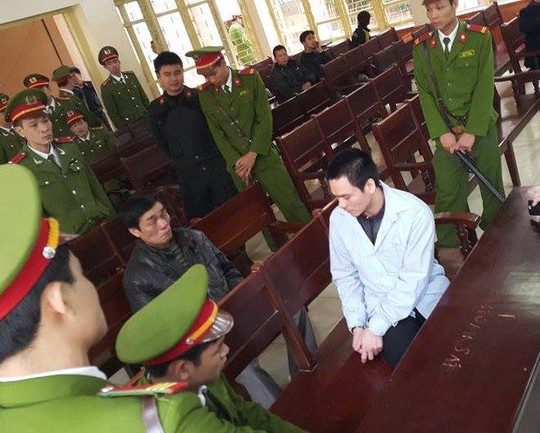 Lý Nguyễn Chung nói chuyện với bố trong khi chờ nghị án