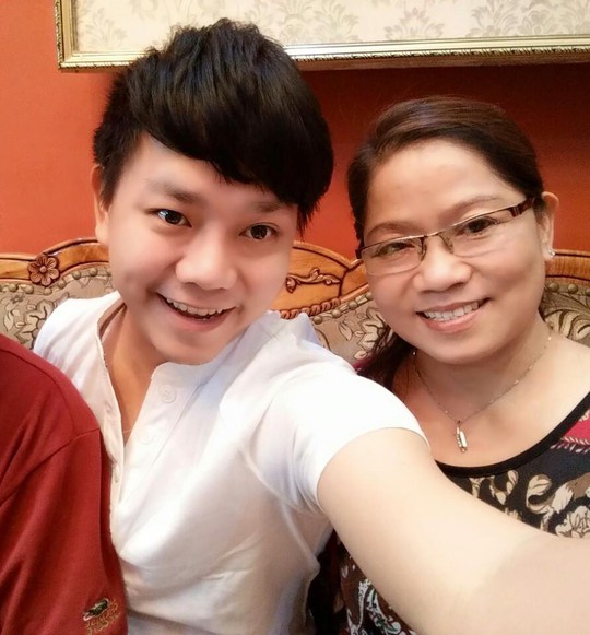 Đạo diễn trẻ Nguyễn Khắc Duy khiến nhiều người ngạc nhiên với sự trẻ trung của mẹ mình