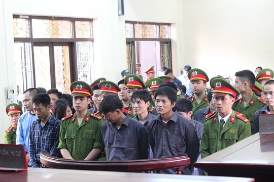 Tú 'khỉ'- áo xanh thẫm, cúi đầu hàng đầu cùng các bị cáo khác lãnh án Tú khỉ- áo xanh thẫm, cúi đầu hàng đầu cùng các bị cáo khác lãnh án