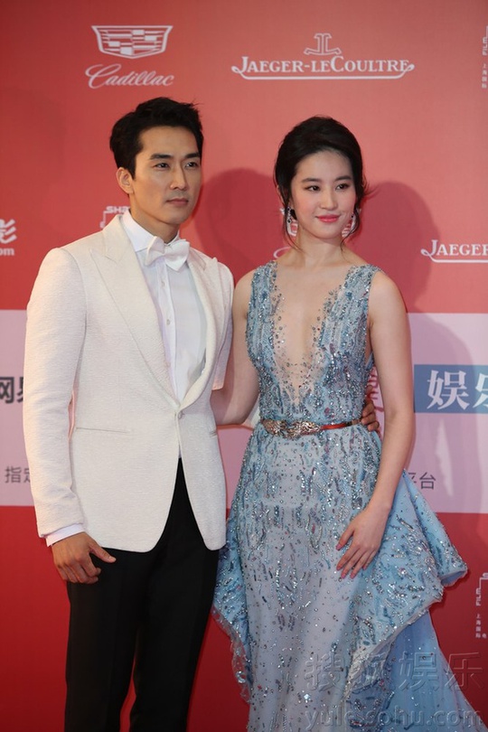 “Mỹ nhân cổ trang” Lưu Diệc Phi sánh bước bên Song Seung Hun
