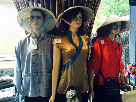 Một số sản phẩm thời trang bày bán tại Khu Nhà Việt Nam ở Expo Milan 2015 được du khách Việt chụp lại. Ảnh Facebook