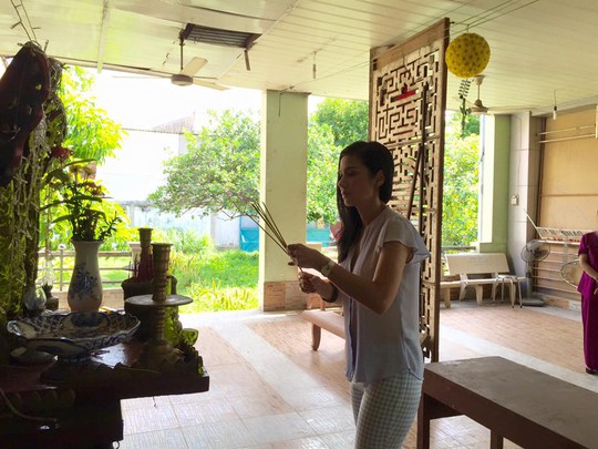 Việt Trinh thắp nhang trước bàn thờ các nghệ sĩ đã đi xa
