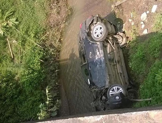 Chiếc xe lật nghiêng dưới suối sau vụ tai nạn Chiếc xe lật nghiêng dưới suối sau vụ tai nạn