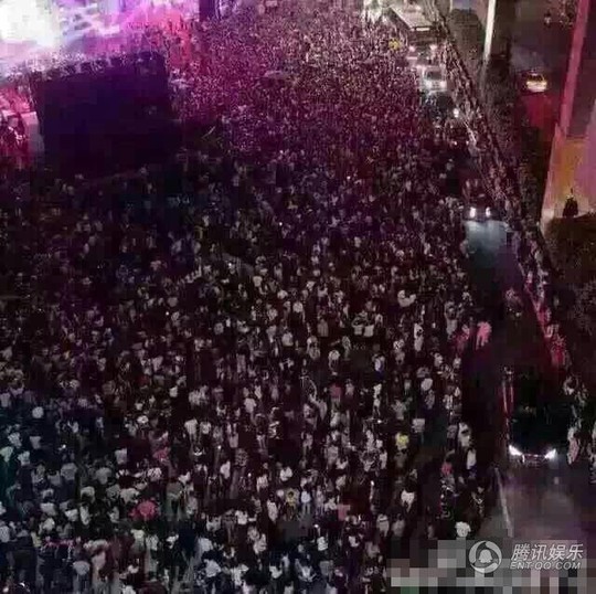 Phạm Băng Băng “tháo chạy" trước 100.000 người hâm mộ