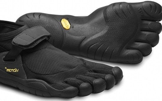 13. Giày 5 ngón: Với thiết kế đặc biệt, giày sẽ làm cho bàn chân và các ngón chân của bạn được hoạt động một cách thoải mái và thoáng khí. Loại giày này đặc biệt thích hợp khi bạn đi du lịch đường dài. 