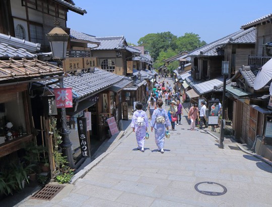 Các phong tục và kiến trúc truyền thống được Kyoto gìn giữ và bảo tồn, như dốc phố Ninenzaka dẫn tới đền Kiyomizu-dera vốn được hình thành từ thời cổ xưa