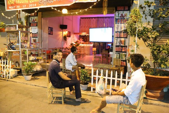 Những quán cà phê giá rẻ, phục vụ công nhân cũng mọc lên rất nhiều