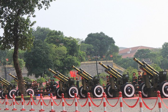 Đội pháo binh được người dân reo hò cổ vũ sau loạt đại bác