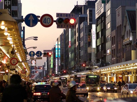 Kyoto cũng cũng có những khu hiện đại và sôi động. Quận Shijo-Dori là khu mua sắm sầm uất không kém gì Tokyo.