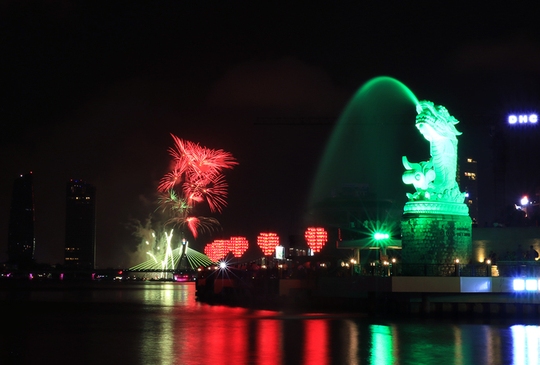 Cầu tình yêu với biểu tượng Cá chép hóa rồng cũng là điểm ngắm pháo hoa lý thú ở Đà Nẵng trong dịp lễ, Tết và Cuộc thi trình diễn pháo hoa quốc tế được tổ chức 2 năm một lần.