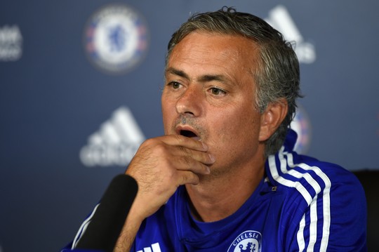 Trong cuộc họp báo trước trận gặp Man City, HLV Mourinho không còn giữ được sự tự tin Ảnh: REUTERS