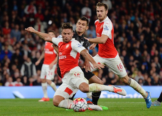 Arsenal kỳ vọng Giroud (trái) sẽ phát huy duyên ghi bàn vào lưới Newcastle. Anh ghi 8 bàn sau 6 lần đối đầu NewcastleẢnh: REUTERS