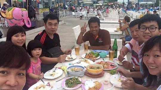 Gia đình ông Neoh Hock Kwan vui vẻ ăn cùng nhau tại Thái Lan. Ảnh: CNN
