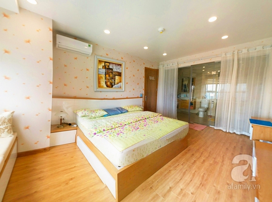 Phòng ngủ master được thiết kế khá thoáng, màu sắc êm dịu mang lại cảm giác thoải mái, nhẹ nhàng
