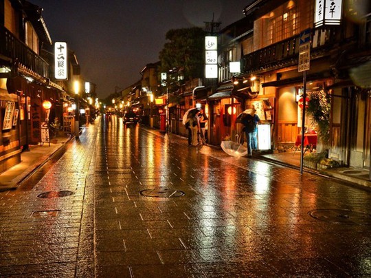 Gion là một trong số ít các quận geisha còn lại của Nhật Bản. Hai bên con đường ẩm ướt là các tòa nhà gỗ cổ điển, các quán trà và nhà hàng gợi nhớ về thu đô Kyoto thời cổ xưa
