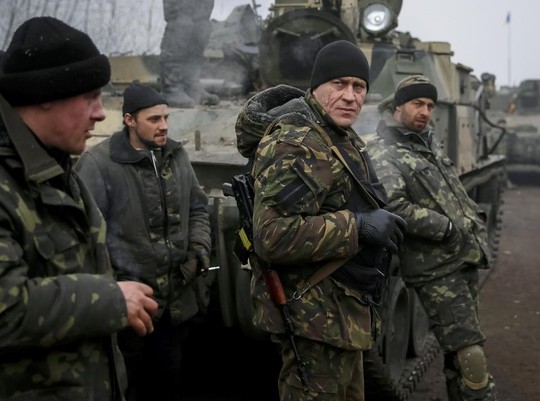 Quân đội Ukraine ở gần thị trấn Debaltseve... Ảnh: Reuters