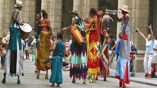 Vũ công cà kheo Cuba biểu diễn cho du khách thưởng thức trên đường phố Havana. Ảnh: SUN SENTINEL