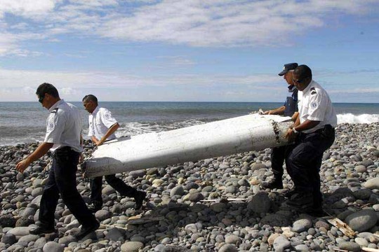 Mảnh cánh phụ tìm thấy hôm 29-7 trên đảo La Reunion của Pháp Ảnh: EPA
