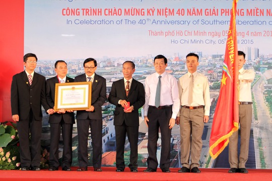 Chủ tịch nước Trương Tấn Sang trao huy chương lao động hạng nhì cho ban quản lí đầu tư xây dựng công trình nâng cấp đô thị thành phố