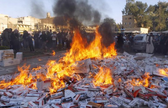 IS tiêu hủy hàng ngàn bao thuốc lá thu được ở TP Raqqa - Syria. Ảnh: Reuters