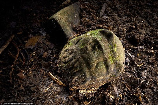Khối đá này có thể là vật còn sót lại của ngôi đền được xây ở Bạch Thành hàng nghìn năm trước. Ảnh: National Geographic