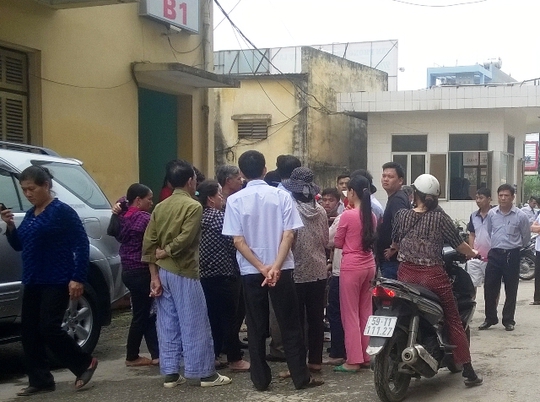 Người dân tụ tập trước cổng nhà khác 25A theo dõi cơ quan chức năng khám nghiệm hiện trường