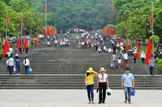 Mặc dù trời nắng to, lượng người đổ về mỗi lúc một đông Mặc dù trời nắng to, lượng người đổ về mỗi lúc một đông