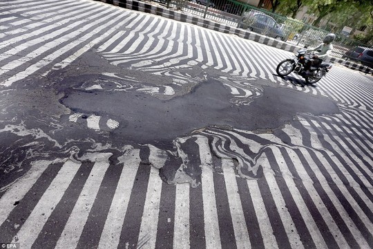 Mặt đường nhựa ở thủ đô New Delhi bắt đầu tan chảy. Ảnh: EPA