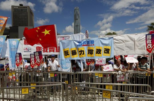 Phe thân Bắc Kinh vẫy cờ Trung Quốc bên ngoài Hội đồng Lập pháp hôm 17-6. Ảnh: Reuters