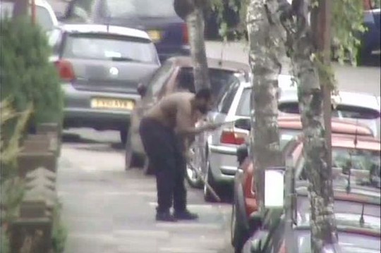 Salvador đe dọa 2 người ngồi trong một chiếc xe hơi trước khi xông vào nhà bà Silva chặt đầu nạn nhân. Ảnh: MET POLICE