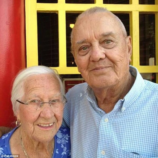 Cụ ông Alexander Toczko (95 tuổi) và cụ bà Jeanette Toczko (96 tuổi). Ảnh: Facebook