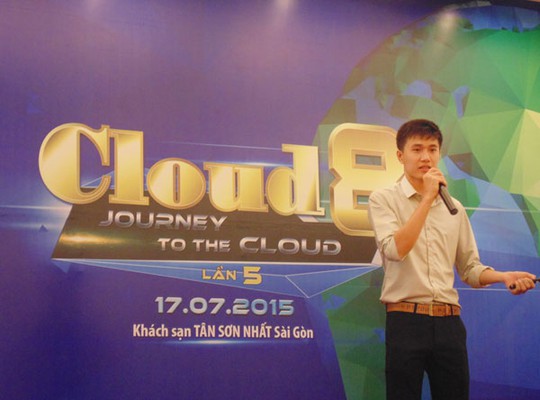 Ông Nguyễn Doãn Minh Giang đang giới thiệu về dịch vụ họp trực tuyến.