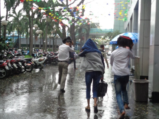 Thí sinh đội mưa ra về sau khi rút - nộp hồ sơ xong