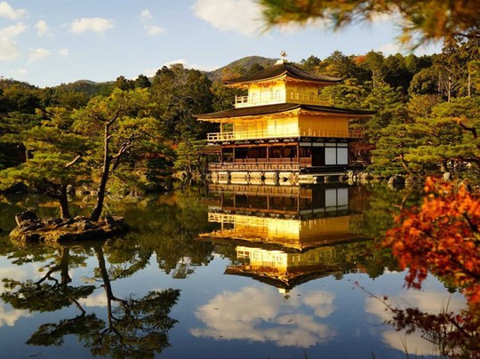Một trong những ngôi chùa khiến du khách phải sửng sốt là Kinkakuji hay Kim Các Tự, với các tầng được dát vàng soi bóng xuống hồ nước xanh.