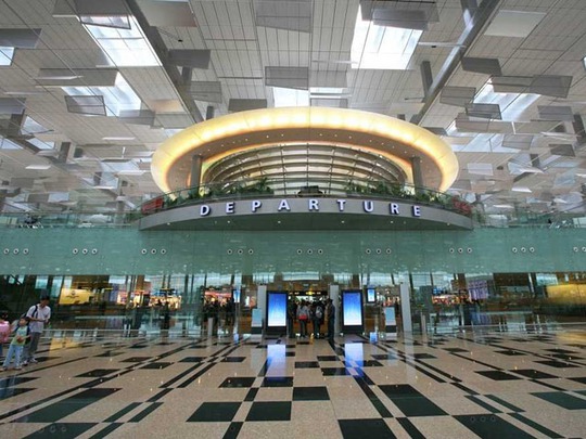 Hầu hết hành khách vào sân bay ở Terminal 3, nhà ga rộng nhất, nơi Singapore Airlines vận hành. Diện tích 380.000 mét vuông, nhà ga rộng rãi, trần cao và mở, tạo cảm giác thoải mái.