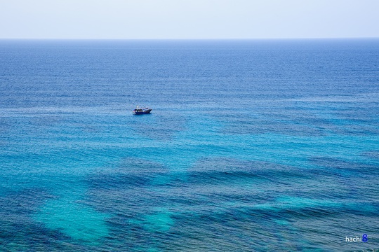 Nước biển ở Lý Sơn khó có thể lẫn với các nơi khác bởi màu xanh ngọc bích. Hòa mình vào làn nước biển xanh trong này là trải nghiệm không thể bỏ qua khi đến Lý Sơn.