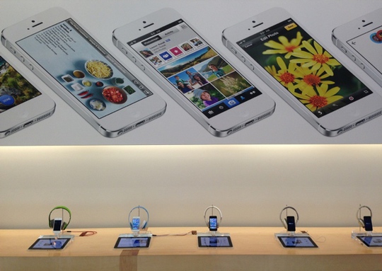 Apple có quy định rất rõ về việc vị trí trưng bày từng sản phẩm, ngay cả bảng quảng cáo - Ảnh minh họa