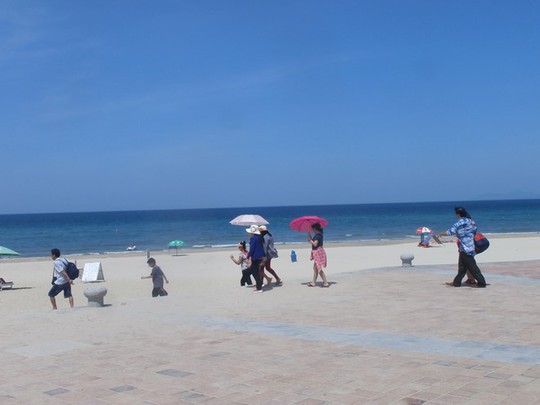Du khách trong nước và quốc tế đến tham quan tại bãi biển Đà Nẵng. Du khách trong nước và quốc tế đến tham quan tại bãi biển Đà Nẵng.