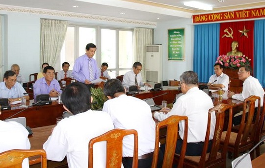 Đồng chí Phạm Văn Ru, Ủy viên Ban TVTU, Trưởng ban Tổ chức Tỉnh ủy đọc các quyết định về điều động cán bộ