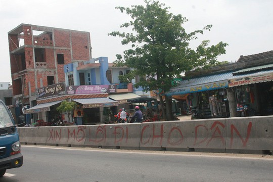 Dòng chữ “Xin mở lối đi cho dân” trên dải phân cách ở Quốc lộ 1, đoạn qua tỉnh Quảng Nam