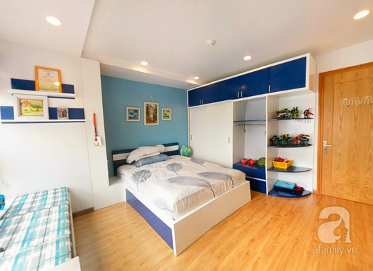 Phòng ngủ con lại có cảm giác mát mẻ hơn với tông màu trắng và xanh dương. Thiết kế nội thất đơn giản, hiện đại kết hợp họa tiết trang trí đẹp mắt, khỏe khoắn.